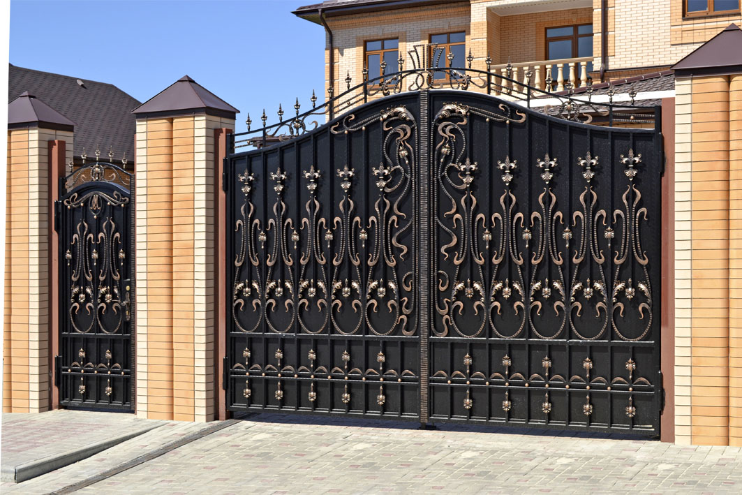 Какие ворота лучше для частного жилого дома, советы по выбору